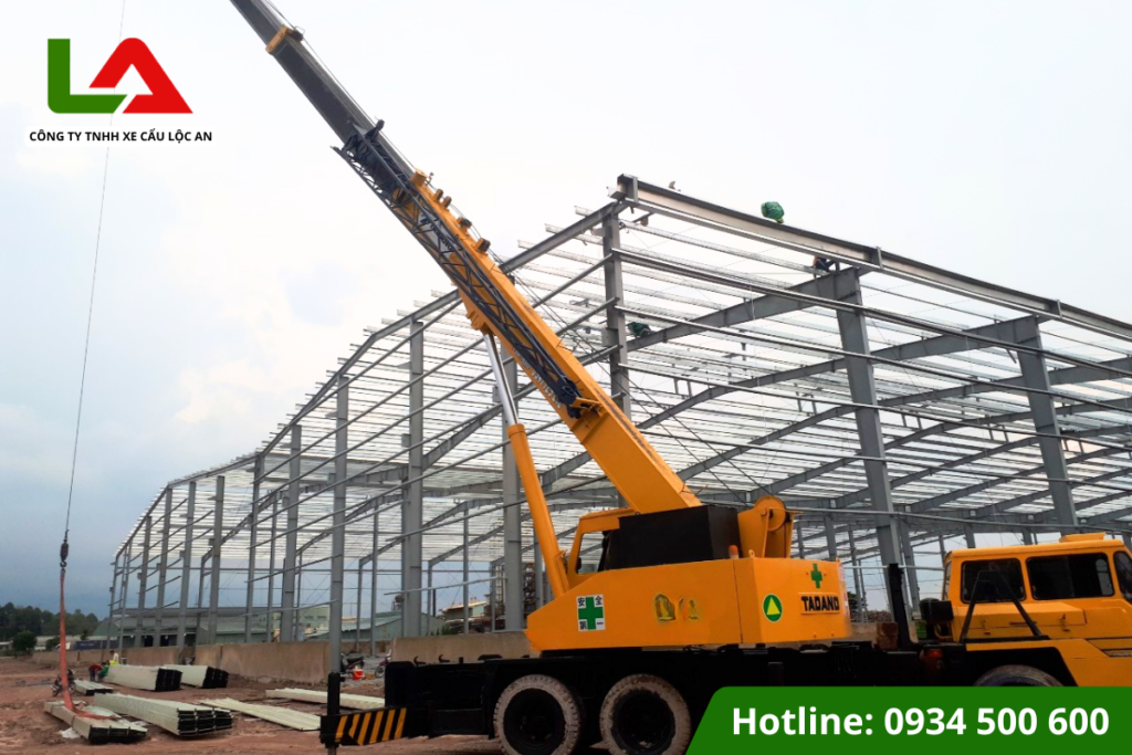 Thuê xe cẩu Kato lắp dựng nhà xưởng Quận 7