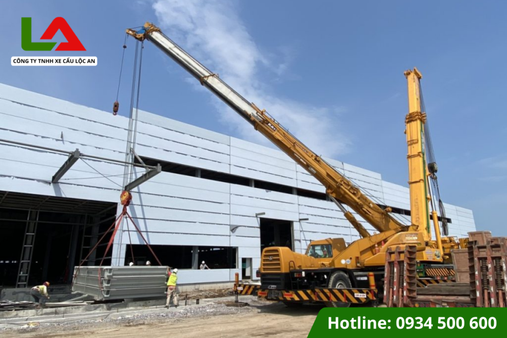 Thuê xe cẩu Kato lắp dựng nhà xưởng Quận 7