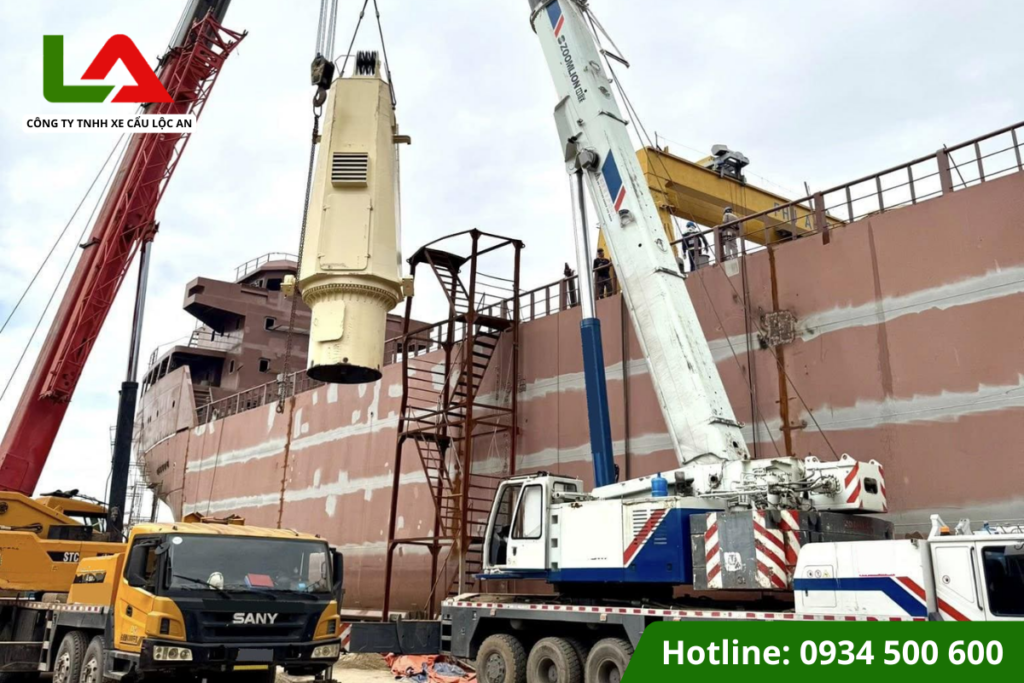 Thuê xe cẩu Kato lắp dựng nhà xưởng Quận 7