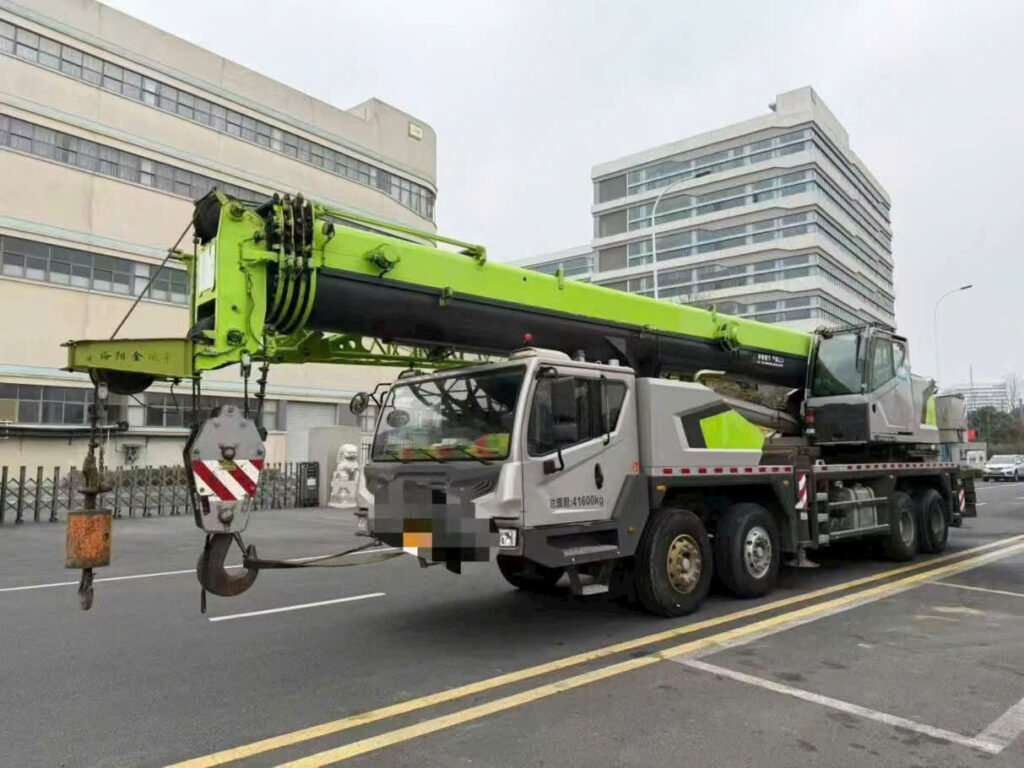 Xe cẩu Kato tải trọng lớn chuyên phục vụ nâng hạ máy móc, cẩu kết cấu thép, rút container và thi công công trình tại TP.HCM, Bình Dương, Đồng Nai. Dịch vụ cho thuê xe cẩu uy tín, có xe đi nhanh 24/7, tài xế nhiều kinh nghiệm, giá thuê cạnh tranh.