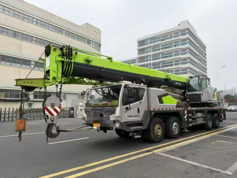 Xe cẩu Kato tải trọng lớn chuyên phục vụ nâng hạ máy móc, cẩu kết cấu thép, rút container và thi công công trình tại TP.HCM, Bình Dương, Đồng Nai. Dịch vụ cho thuê xe cẩu uy tín, có xe đi nhanh 24/7, tài xế nhiều kinh nghiệm, giá thuê cạnh tranh.